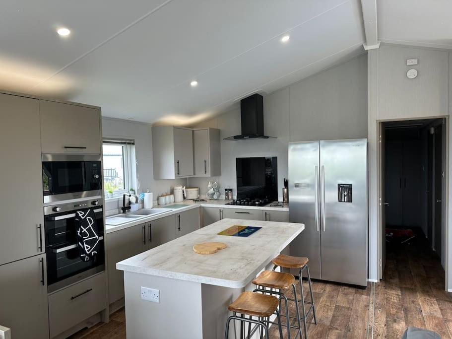 Modern Lodge With Amazing Views New Quay エクステリア 写真